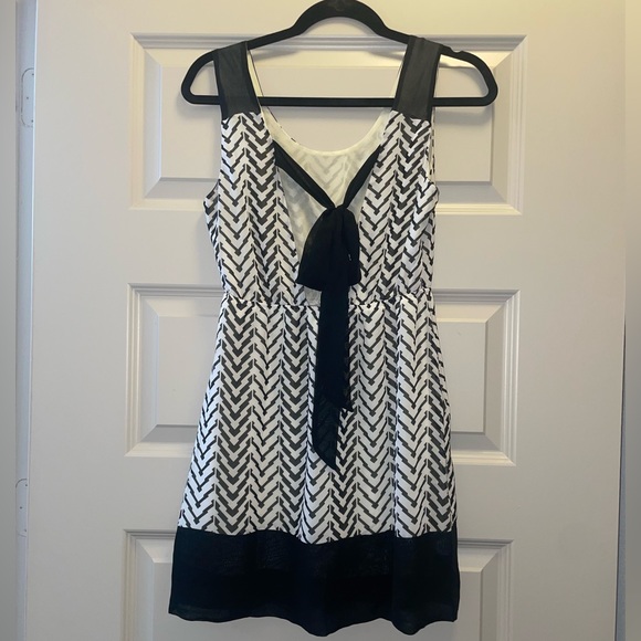 Open Back Abstract Black and White Mini Dress Bow Back size Small - Picture 2 of 3